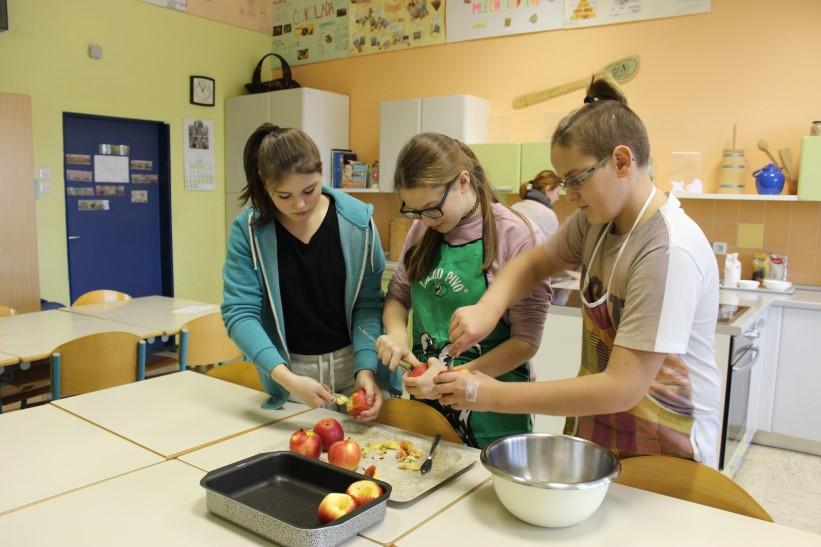 2016 Spremljali sva delo osmošolcev, ki so pripravljalipečena jabolka z medom in orehi, kot jih bodo pripravljali tudi