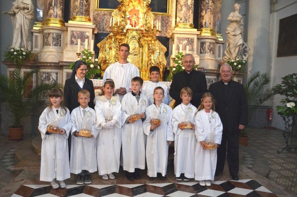 Prvo sveto obhajilo V nedeljo, 1. junija, smo spet imeli poseben praznik: sedem otrok je prejelo prvo sveto obhajilo. Že več let so obiskovali verouk, trije od njih so ministrantje.