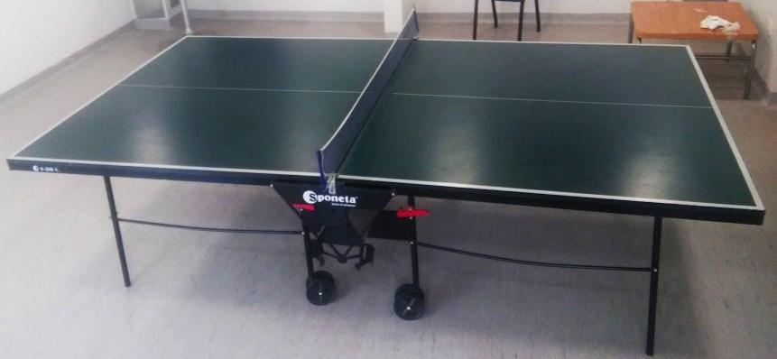 Slika 1. Namiznoteniška miza (osebni arhiv). 1.5 Tenis Tenis je šport, pri katerem dva igralca z loparjem udarjata žogo čez mrežo iz lastnega v nasprotnikovo igralno polje.