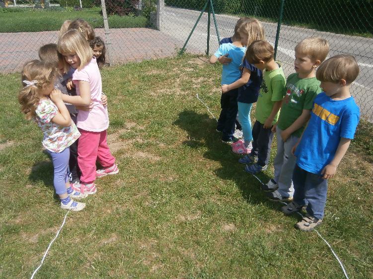 1. Področje dejavnosti: Narava 2. Naslov/tema: Gozd (park). otroke spodbujati na poti aktivnega učenja, čim več aktivnosti iz igralnice in igrišča prenesti v naravo.