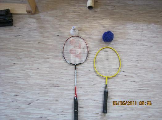 Na sliki spodaj: Levo - badmintonski lopar in ţogica normalne velikosti Desno - prilagojen (pomanjšan) badmintonski lopar in»cofasta«ţogica 1 Slika 7: Rekviziti za badminton