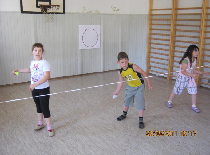 badmintonskih udarcev in izmenjavo udarcev s partnerjem Vaja 3 Vadeči so razdeljeni v paretako, da eden učenec stoji nasproti drugega. Vsak stoji v svojem obroču. Razdalja med njima je 3 metre.