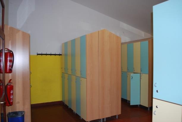 3 Hišni red Slika 13: Hišni red Kot v vseh prostorih na šoli, je potrebno tudi v garderobi paziti na red in čistočo.