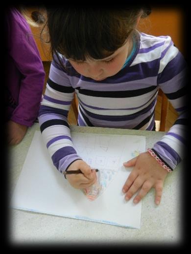 S ponesrečenim pritiskom gumba (za povečanje slike) so otroci ugotovili, da fotografijo sestavljajo kvadratki različnih barv. M. se je prvi oglasil, da je to mozaik.