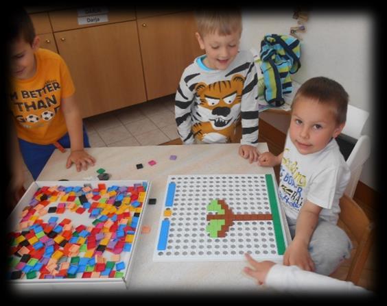 Lego kocke Otroci so površino lego plošče različno prekrivali z lego kockami. Nekateri so prekrili celotno površino, spet drugi so s kockami sestavljali rože ipd.