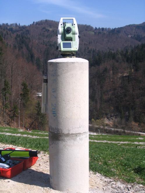 Armirano betonski steber, visok pribliţno 120 cm, je zelo masiven in temeljen ter zaščiten z betonsko cevjo.