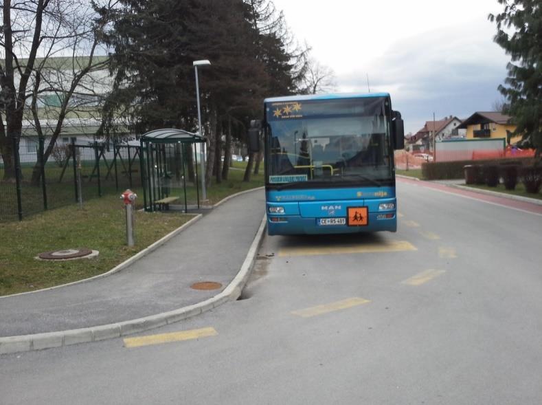 Učenci OŠ Šempeter uporabljajo za avtobusni prevoz v šolo in iz šole domov avtobusna postajališč.
