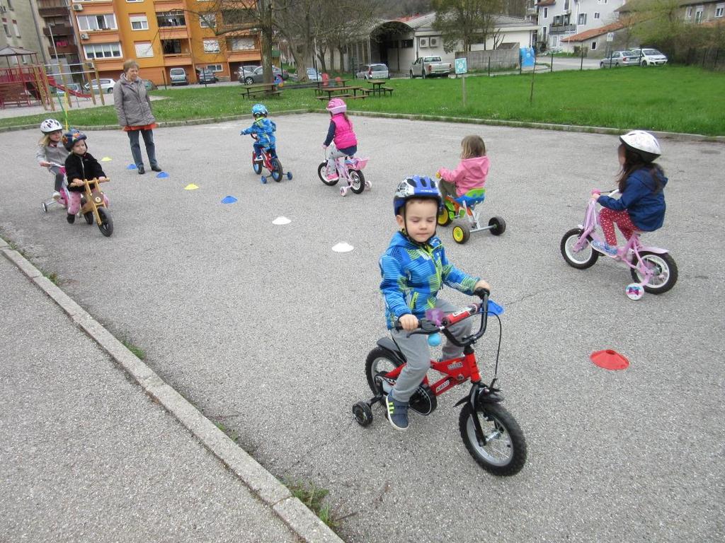 Kolesarjenje Ogledali smo si film o kolesarjenju. Dogovorili smo se, da otroci pripeljejo v vrtec svoje kolo, tricikel ali skiro z obvezno ustrezno opremo.