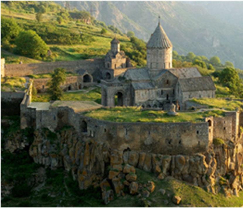 Od tam bodo veličastni razgledi na spodaj ležečo pokrajino in nekdanje mesto, ki skriva zgodbo o naseljevanju Armencev v nekdanji Perziji.
