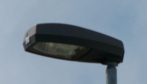 38 : Siteco CX 200 z ravnim steklom Sijalke: VT Na 150W Število svetilk v občini: 4 Skladnost z uredbo: Svetilke tega tipa so sicer skladne z uredbo, vendar niso pravilno nameščene.