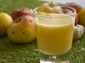 LEMON GINGER BL AST SESTAVINE (za 0,5 l): jabolka limona košček ingverja Limono, jabolko in ingver dobro operemo in jih skupaj z lupino stisnemo v sokovniku. Limonina lupina soku doda zanimiv okus.