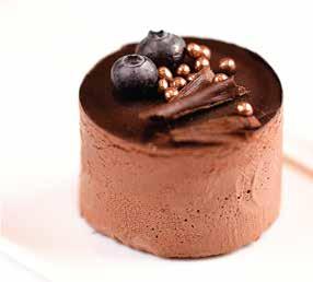 ČOKOLADNA TORTA CHOCOLATE CAKE Klasična bogata čokoladna krema in puhast čokoladni biskvit.