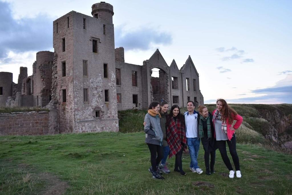 Slika 2: Z našo gostiteljico Rushi (tretja iz leve), pred Sleigh Castle. Nastanitev Med izmenjavo sem bivala v enodružinski vrstni hiši, kjer so med letom živele študentke iz Aberdeen University.