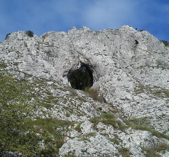 informator365 pohod iz ajdovščine do otliškega okna Otliško okno je naravni most v bližini vasi Otlica, ki je nastal ob močnem tektonskem prelomu.