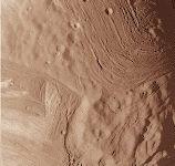2.3 URANOVI SATELITI 2.3.1 MIRANDA Mirando je odkril Kuiper leta 1948. Gostota Mirande nakazuje da je setavljena do 55% iz različnih kamnin ostalo maso, pa sestavlja led.