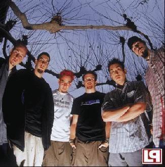 ČLANI SKUPINE: Zasedbo Linkin Park sestavlja šest, po njihovem mnenju dolgočasnih,