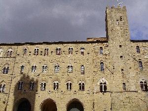 Na trgu stoji palača Palazzo dei Priori z lepo