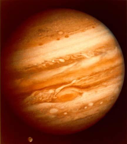 Julija 1994 je na Jupiter spektakularno trčil komet ashoemaker-levy 9 Ko je Jupiter na nočnem nebu, je pogosto najsvetlejša