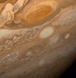 Jupiter je plinasti planet. Nima trdnih površin. Sestavljen je iz okoli 90% vodika in 10%helija.