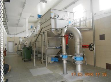 V ta namen je zunaj objekta nameščen sistem za obarjanje fosforja (07), ki obsega dvoplaščni rezervoar za sprejem sredstva za obarjanje fosforja, dozirno črpalko in tlačni cevovod.