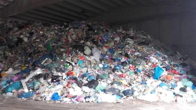 2.3.5.3. Nadaljnje ravnanje z zbranimi odpadki Zbrane mešane komunalne odpadke na območju občine Litija je javno podjetje v letu 2018 odvažalo direktno s smetarskimi vozili v Center za ravnaje z