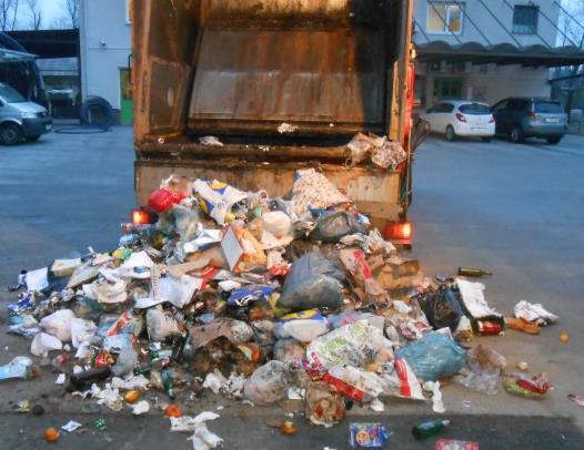 2.3.5.4. Povzetek ravnanja s komunalnimi odpadki Količina vseh zbranih odpadkov v letu 2018 bistveno ne odstopa od zbrane količine v preteklih letih.