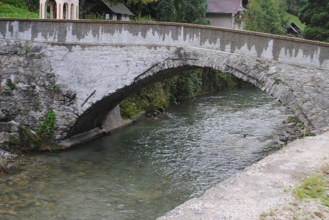 21: Delno obnovljen most proti Trnju (foto: Nejc Žura) Zaradi premajhnih mostnih odprtin so