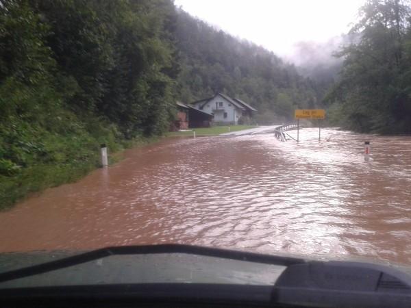 38 Žura, N. 2014. Poplave in premostitveni objekti. Slika 27: Poplavljena cesta ob Gradaščici avgusta 2014.
