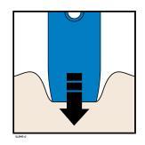 Pomembno: Ne dotikajte se še modrega sprožilnega gumba. H. Trdno pritisnite napolnjeni injekcijski peresnik ob kožo, dokler se ne neha premikati.