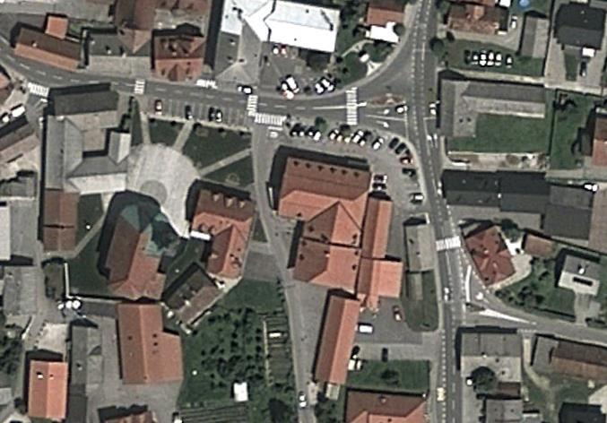 8 Vidmar, B. 2013. Prikaz zemljiškega katastra in katastra stavb v Google Earth. 3 GOOGLE EARTH Google Earth je virtualni globus, zemljevid ter geografski informacijski program podjetja Google Inc.