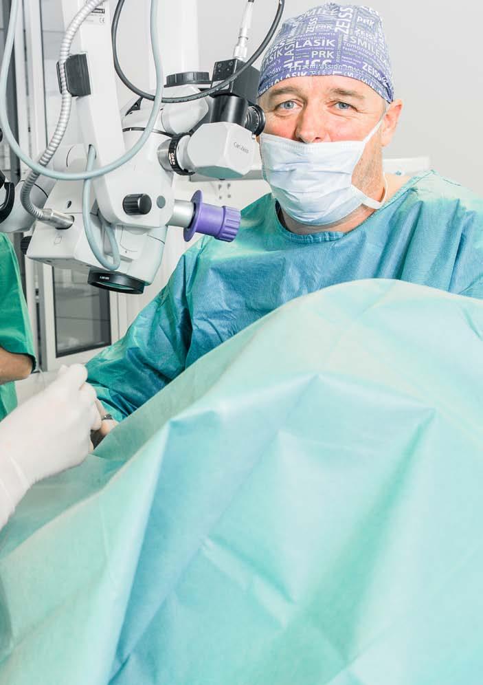 Operacija poteka v lokalni anesteziji, podobno kot operacija sive mrene. Kirurg naredi majhen rez, odstrani očesno lečo in jo nadomesti s po meri narejeno in trajno znotrajočesno lečo.