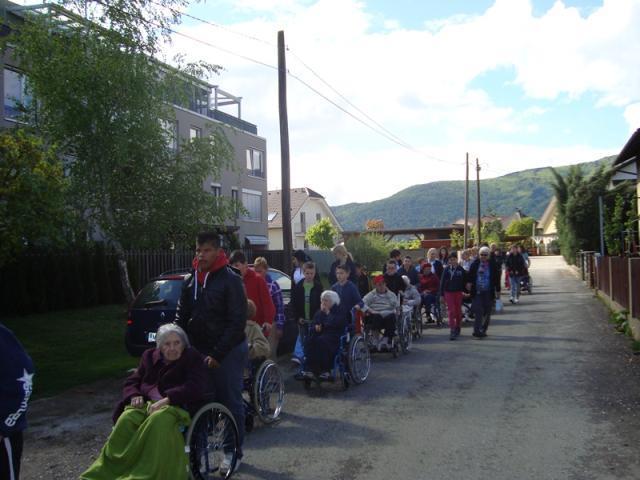 15. aprila smo se učenci 5. a razreda ponovno odpravili v Dom pod gorco, kjer smo s starostniki odšli na sprehod. Nekateri starostniki so bili na invalidskem vozičku, drugi pa so hodili.