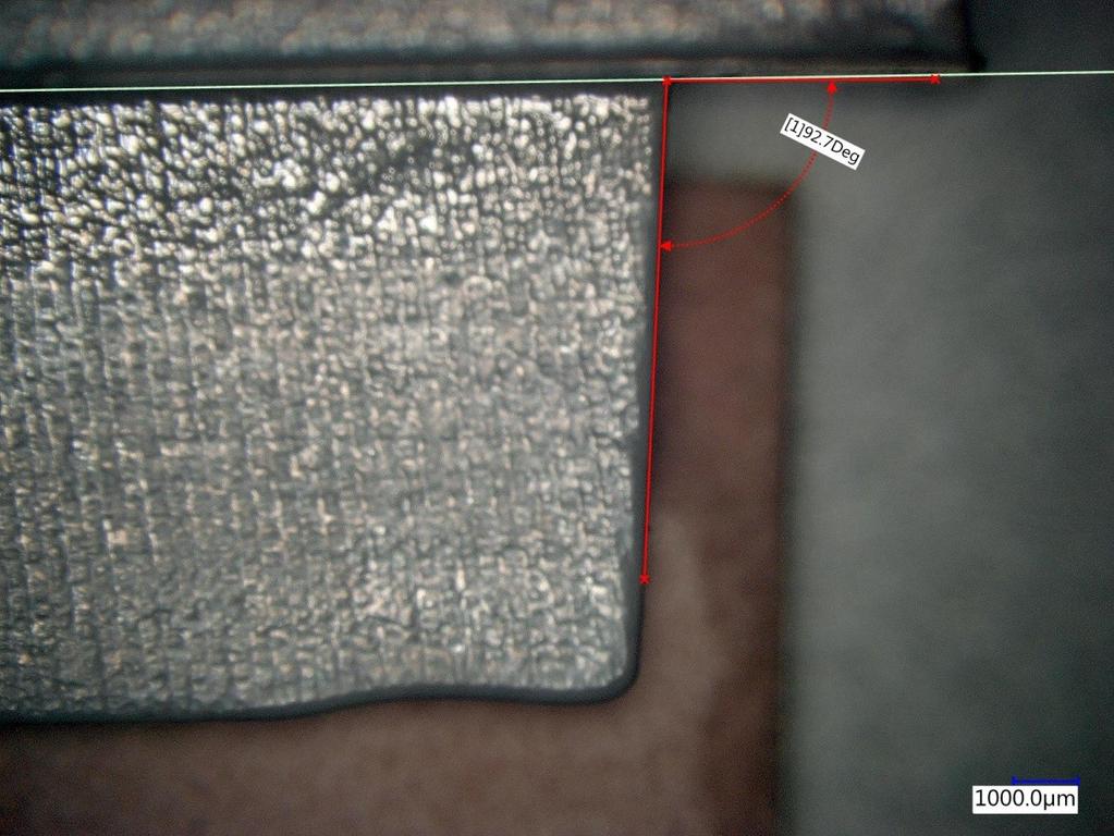 Rezultati in diskusija 1000,0 µm Slika 4.5: Slaba zapolnitev rebra na izdelku 1 Slika 4.5 prikazuje spodnje rebro izdelka. Dobro je razvidno, kako talina ni utegnila zapolniti celotne gravure.