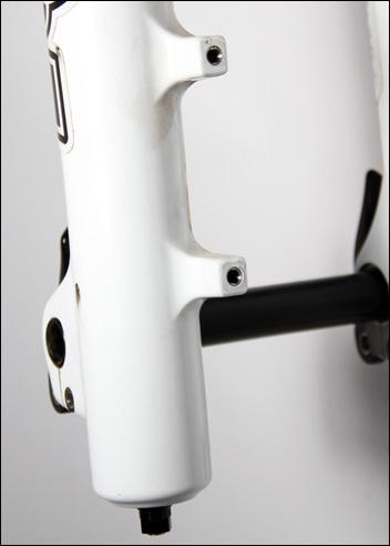 Slika: Shimano M8000 post mount čeljust Ročice Ročice so na krmilo pritrjene s posebno objemko.