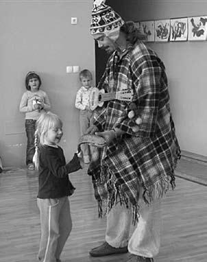 Otroci so lahko prisluhnili glasbi in zvokom razliœnih inøtrumentov, zelo poseben pa je bil avstralski inøtrument didgeridoo.