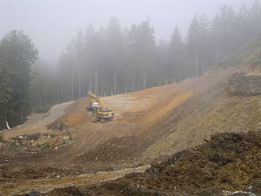 Slika 11: gradnja novih odlagalnih polj na deponiji Mala Gora V letu 2006 smo na komunalno deponijo odpeljali 2.819,42 ton gospodinjskih odpadkov.