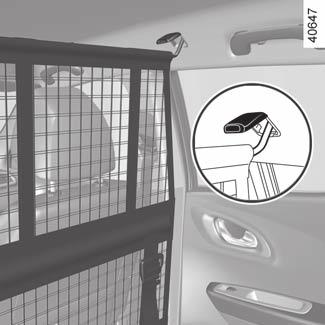 Namestitev pregradne mreže za prednjima sedežema Znotraj vozila na obeh straneh: za dostop do zgornjih pritrdišč za