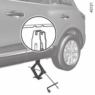 ZAMENJAVA KOLESA (1/2) 2 Nadaljujte s privijanjem, da podnožje pravilno namestite (zamaknjeno pod vozilo in navpično poravnano z glavo dvigalke). 3 1 Vključite varnostne utripalke.