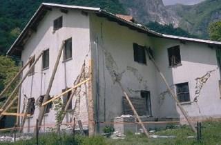 Sevšek, M. 2011. Ocena potresne ranljivosti kamnitih stavb v Posočju z analizo lokalnih mehanizmov porušitve. 7 Slika 4: Tipične poškodbe po potresu leta 1998 (Foto: Hrovatin, A 1998) 2.3.