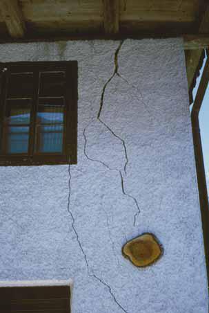 Nastale so močne vertikalne razpoke v območju okenske odprtine in vogala objekta.