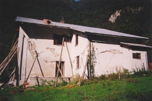 .2.V Število etaţ P+N+M Tip objekta poslovni Leto potresa 1998 Sirarna je bila v potresu leta 1998 med najbolj poškodovanimi objekti, saj so bili zunanji zidovi močno razpokani in v porušnem stanju.