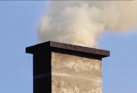 Slika 13; Temnejši ali temen gost dim na vrhu dimnika je pokazatelj zelo slabega zgorevanja (Vir: www.richtigheizen.