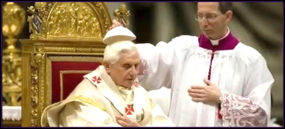Papež Benedikt XVI. in Guilijo Morini Črni PAPEŽ obstaja, kot obstajajo tudi višji nivoji zavesti. Velik del t.im.