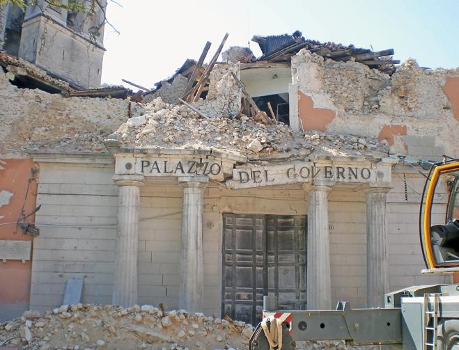 Slika 2: Figure 2: Lokalna prefektura v L Aquili je bila ob potresu močno poškodovana. The local prefecture in L'Aquila is heavily damaged by the earthquake.