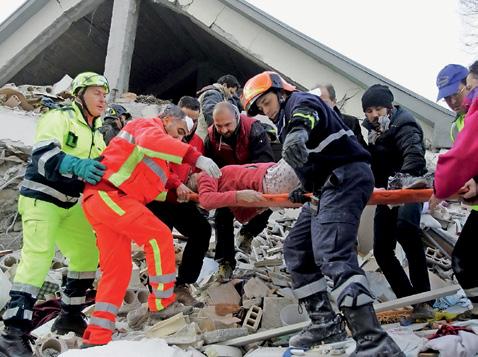 Slika 4: Reševanje ponesrečenca po potresu v L'Aquili Figure 4: Rescue operation after the L'Aquila earthquake. krat ni mogoče.