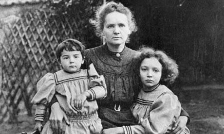 Marie Curie je umrla zaradi levkemije,ki je bila posledica njene izpostavljenosti radioaktivnim elementom, 4. julija 1934.