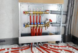Med strojne inštalacije prištevamo inštalacije vodovoda, ogrevanja, prezračevanja in klimatizacije, vse pogosteje pa tudi inštalacijo centralnega sesalnega sistema.