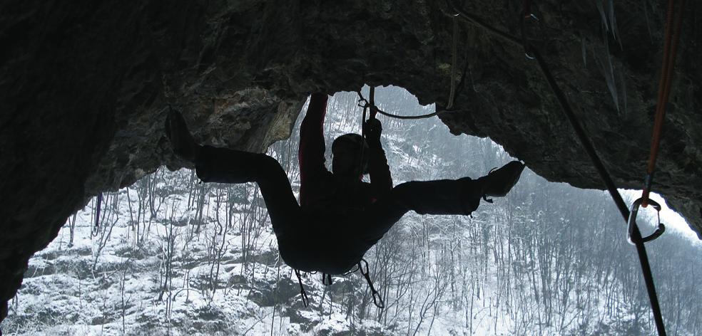 Med alpinisti je v uporabi predvsem angleøki izraz dry tooling, ki so ga nekateri skuøali posloveniti z izrazi kot sta kavljanje in zatikalna tehnika.