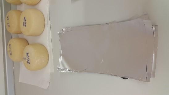 Mravljak E. Kakovost kozjega sira iz mleka ekološke in konvencionalne reje. 28 A B C Slika 11: Priprava vzorev sira za sušenje v sušilniku.