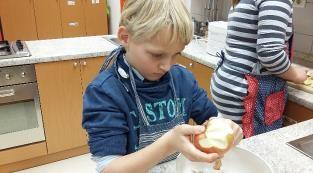MI PA RADI KUHAMO Priprava jabolčnih krhljev Učenci 5. razreda smo sodelovali s 1. in 3.